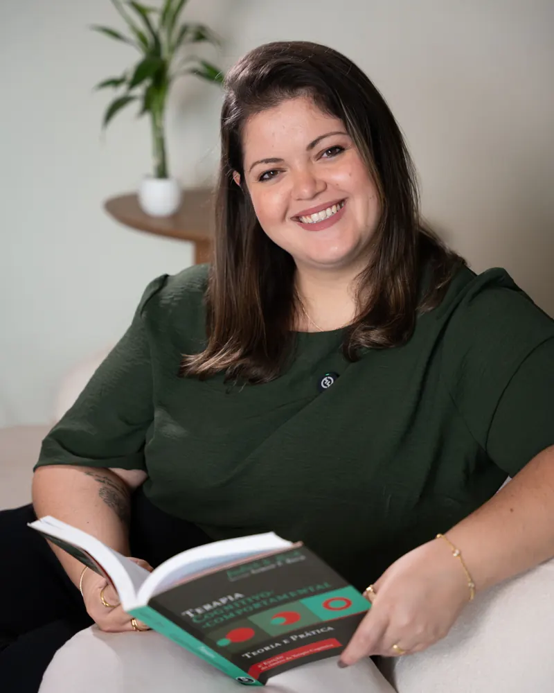 Lis Consani com livro de Terapia Cognitivo-Comportamental